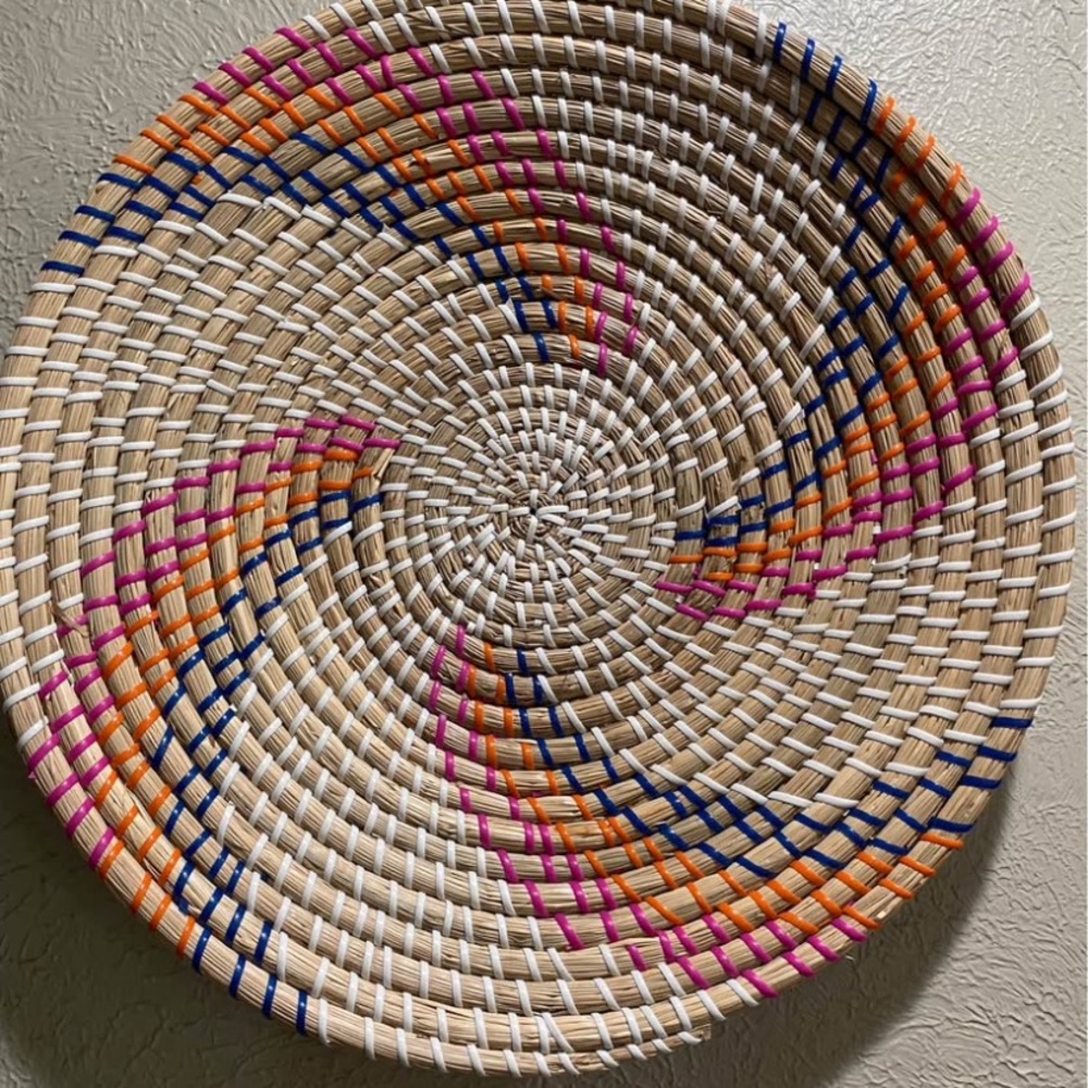 Sea Grass Woven Wall Basket, with Spiral Design
16 inch Round